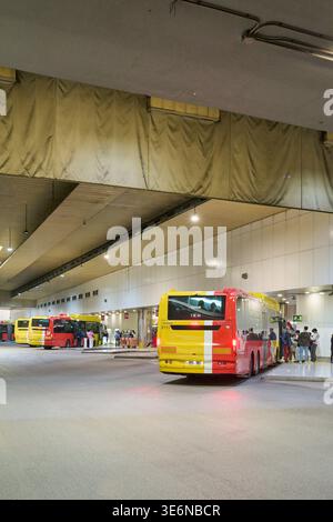 Maiorca. Spagna - 07 aprile 2026: Autobus di trasporto pubblico presso il terminal della stazione intermodale di Palma. Pendolari e turisti si preparano a salire a bordo di Yellow e. Foto Stock