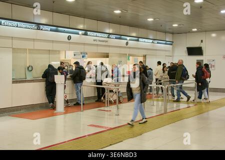 Maiorca. Spagna - 07 aprile 2026: Fila per i passeggeri alla biglietteria Estacio Intermodal di Palma. I viaggiatori cercano informazioni e acquistano Foto Stock