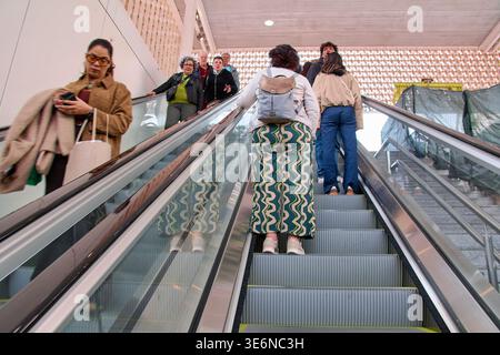Maiorca. Spagna - 07 aprile 2026: I passeggeri utilizzano la scala mobile e le scale per uscire dall'Estacio Intermodal di Palma. I viaggiatori con zaini si muovono Foto Stock