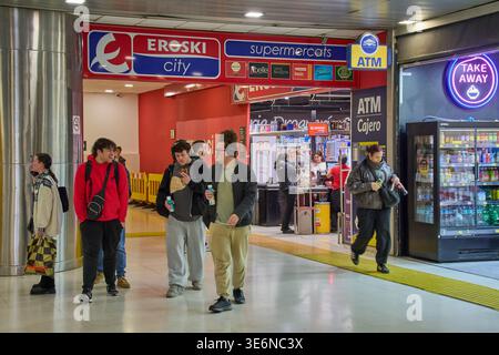 Maiorca. Spagna - 7 aprile 2026: Le persone passano davanti a un supermercato Eroski City all'Estacio Intermodal di Palma. I viaggiatori e la gente del posto visitano il Foto Stock