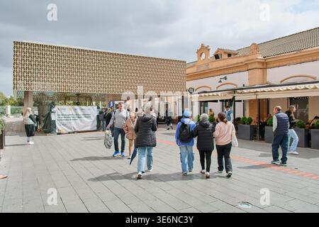 Maiorca. Spagna - 07 aprile 2026: I pedoni si riuniscono all'ingresso della stazione intermodale di Palma sotto un cielo nuvoloso. L'edificio storico della stazione Foto Stock