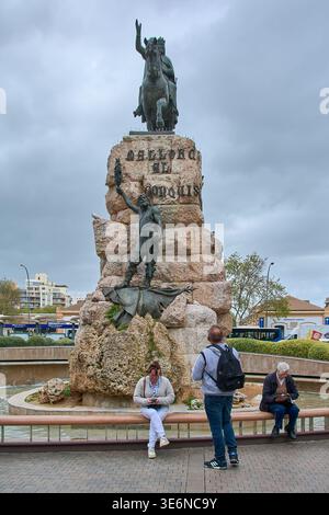 Maiorca. Spagna - 7 aprile 2026: I visitatori si siedono sul bordo della fontana presso il Monumento al re Giacomo i a Palma di Maiorca, la storica città Foto Stock