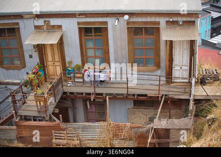 Case Hillside in legno con balcone, lavanderia e recinzioni ondulate a Valparaiso, Cile Foto Stock