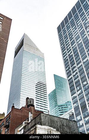 Il paesaggio urbano di Midtown Manhattan presenta l'edificio per uffici del Citigroup Center, vista ad angolo basso, New York City, New York, Stati Uniti Foto Stock