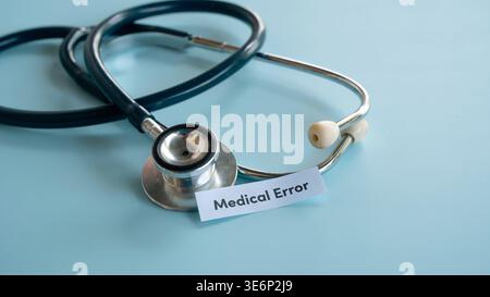 Stetoscopio medico professionale su superficie blu con testo di errore medico Foto Stock