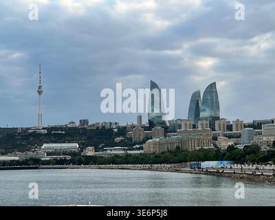 Vista dalla baia di Baku verso le Torri della fiamma da Baku Boulevard, Azerbaigian. Foto Stock