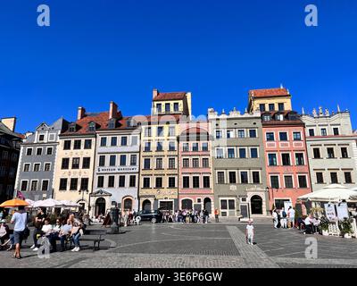 Case storiche colorate sulla Piazza del mercato della città Vecchia a Varsavia, Polonia. Foto Stock