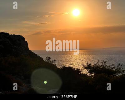 Tramonto sulle scogliere rocciose di Capo Greco a Cipro. Foto Stock