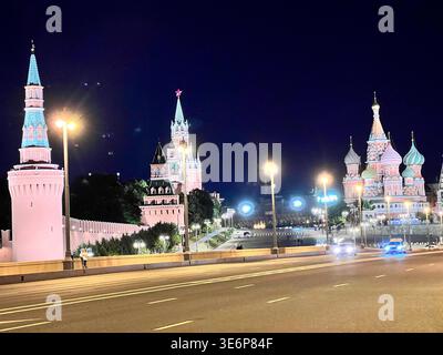 Vista notturna delle mura del Cremlino e della cattedrale di San Basilio a Mosca, Russia Foto Stock