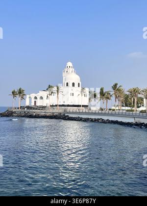 Moschea al Rahma a Jeddah, Arabia Saudita, vista sul lungomare del Mar Rosso in una giornata limpida. Foto Stock