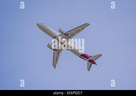 Vista dal basso di un aereo Eurowings che vola contro il cielo azzurro, aeroporto di Stoccarda, Germania Foto Stock