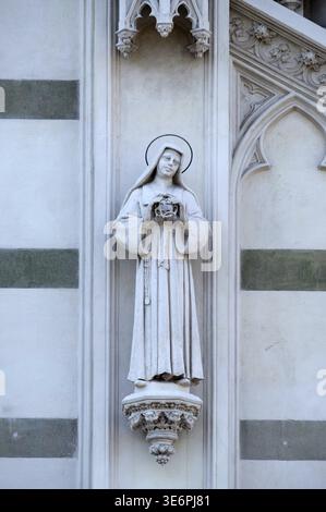 Statua di Santa Caterina da Genova sulla facciata della chiesa del Sacro cuore del Suffragio a Roma Foto Stock