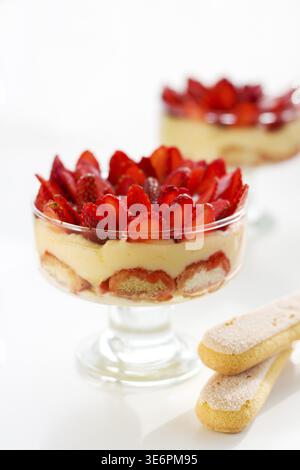 Cibo, tiramisù alla fragola in un bicchiere Foto Stock