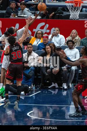Washington, Stati Uniti. 7 aprile 2026. WASHINGTON, DC - APRILE 07: La guardia dei Washington Wizards Bub Carrington (7) e la guardia dei Chicago Bulls tre Jones (30) si scontrano sotto il cestino durante una partita NBA tra i Washington Wizards e i Chicago Bulls il 7 aprile 2026, alla Capital One Arena, a Washington, DC. (Foto di Tony Quinn/SipaUSA) credito: SIPA USA/Alamy Live News Foto Stock