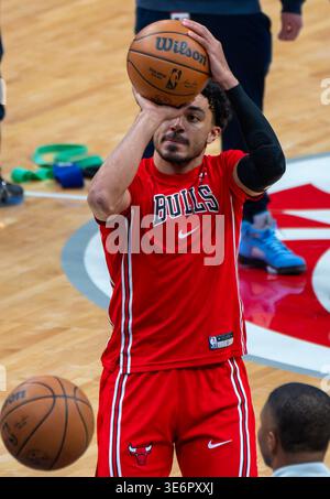 Washington, Stati Uniti. 7 aprile 2026. WASHINGTON, DC - 07 APRILE: La guardia dei Chicago Bulls tre Jones (30) si scalda prima di una partita NBA tra i Washington Wizards e i Chicago Bulls il 7 aprile 2026, alla Capital One Arena, a Washington, DC. (Foto di Tony Quinn/SipaUSA) credito: SIPA USA/Alamy Live News Foto Stock