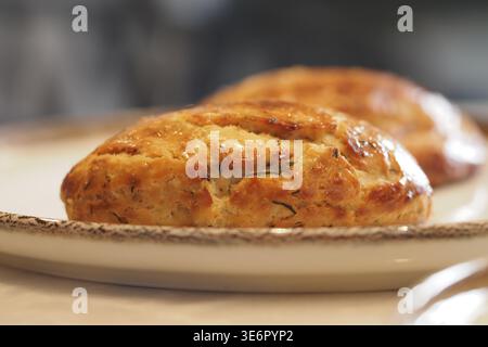Panini appena sfornati su un piatto in cucina Foto Stock