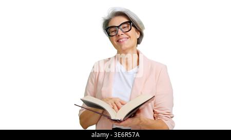 Donna matura sorridente che legge un libro con gli occhiali Foto Stock