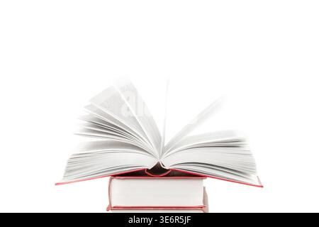 Pila di libri e un libro aperto in alto nella vista frontale centrale spazio di sfondo bianco isolato per la macro dello spazio di copia del testo Foto Stock