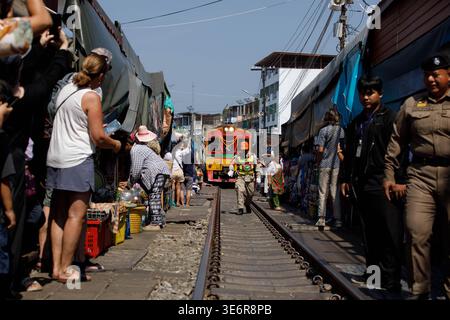 SAMUT SONGKHRAM, THAILAND-Mar 28, 2026: ROM Hub Market Atmosphere while train moving to platform, wide view, Mae Klong Market. Foto Stock
