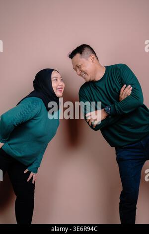 Due persone condividono un momento giocoso e gioioso Foto Stock