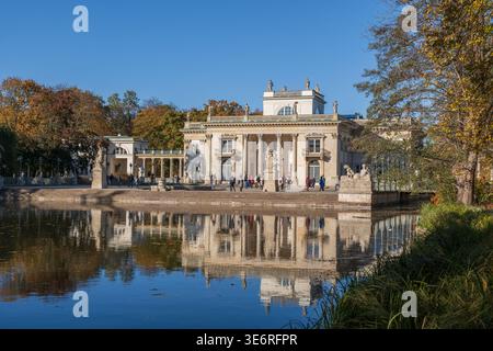 Palazzo sull'isola e stagno nel Parco delle Terme reali - Parco Lazienki nella città di Varsavia in Polonia. Foto Stock