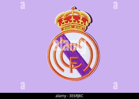 Stemma del Real Madrid ricamato in stile retrò su sfondo viola. Anni '80, '90, Europa, Champions League, Real Madrid, football, calcio, vinci, re, club, distintivo, Foto Stock