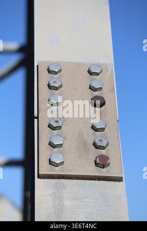 un bullone collegato in acciaio del ponte pedonale passante Foto Stock