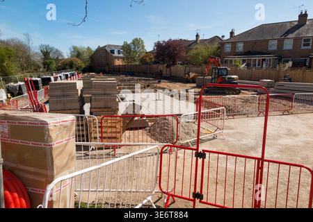 Edilizia popolare e case a schiera parzialmente costruite / edifici residenziali / nuova costruzione / costruzione di nuove case a prezzi accessibili / appartamenti / appartamenti / appartamenti, ex sito di campo marrone a Twickenham. REGNO UNITO. Sviluppato da sviluppi più frenetici. (148) Foto Stock