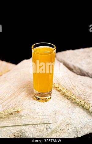 shot alcolico, ananas capovolto isolato su sfondo nero Foto Stock