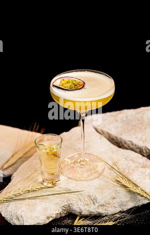 Immagine di un bellissimo bicchiere e adatto per un tale bicchiere da cocktail frutto della passione, realizzato su un design molto attraente con pietra bianca e costosa Foto Stock