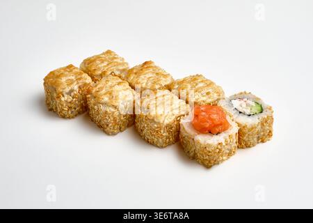 Otto sushi panini al forno ricoperti di semi di sesamo e condimento di formaggio dorato, con salmone, granchio e ripieno di cetrioli, uno che mostra la setta incrociata Foto Stock