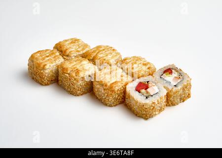 Otto sushi panini al forno ricoperti di semi di sesamo e condimento al formaggio dorato, con ripieno di pomodoro, salmone e formaggio spalmabile, uno con croci di secondi Foto Stock