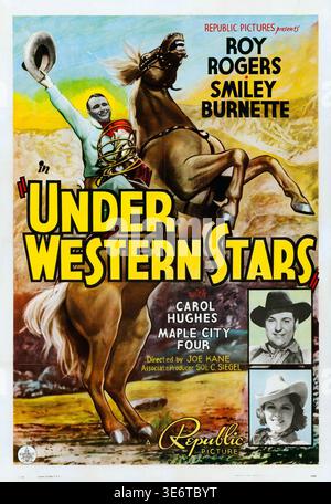 Poster del film "Under Western Stars" (1938), Republic Pictures. Questo poster vintage mostra Roy Rogers, il "Re dei Cowboys", che mostra dinamicamente l'allevamento sul suo cavallo mentre saluta con il suo cappello da cowboy. La grafica mette in evidenza le star del film, tra cui Smiley Burnette e Carol Hughes. Foto Stock
