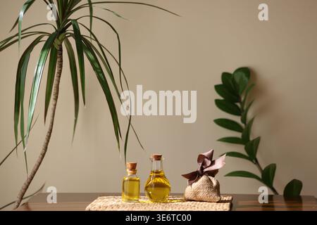 olio essenziale di geranio in bottiglia di vetro. Foto Stock