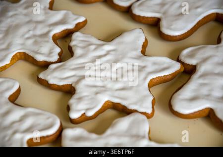 Biscotti ghiacciati al pan di zenzero su un tavolo Foto Stock