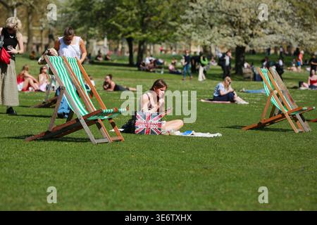 Londra, Regno Unito. 8 aprile 2026. I londinesi e i turisti godono del sole e del caldo nel St James's Park, con temperature che raggiungono i 26 °C nella capitale. Crediti: Waldemar Sikora / Alamy Live News Foto Stock