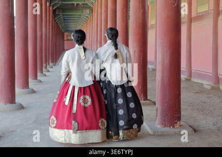 Due donne in hanbok che camminano nel palazzo Gyeongbokgung di Seoul, Corea del Sud. Foto Stock