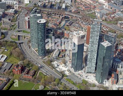 Vista aerea degli sviluppi del grattacielo presso la tangenziale A57(M) a Manchester, che include Deansgate Square, The Blade, Elizabeth Tower e la torre cilindrica Foto Stock