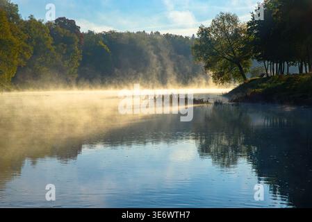 nebbia sul fiume in una soleggiata mattinata d'autunno Foto Stock