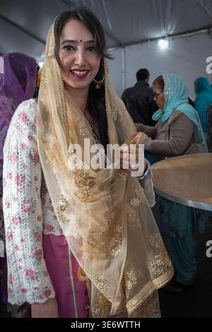 Foto in posa di un Sikh alla celebrazione del compleanno di Shri Ravidas Ji in una tenda a Woodside, Queens, New York vicino al tempio. Foto Stock