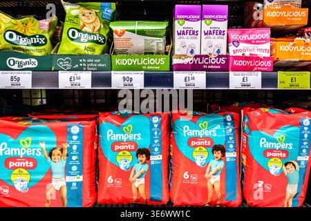 Epsom, Londra, Regno Unito, 8 aprile 2026, Pampers Infant Disposable Pants and Kiddylicious Snacks Foto Stock