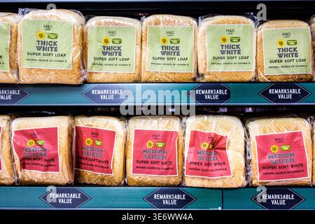 Epsom, Londra, Regno Unito, 8 aprile 2026, esposizione di forme medie e spesse di pane a fette bianche Foto Stock