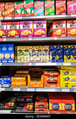Epsom, Londra Regno Unito, 8 aprile 2026, Selezione di focaccine saporite aromatizzate thins e Crackers Snacks Foto Stock