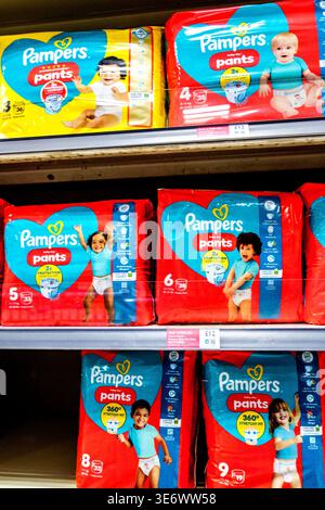 Epsom, Londra, Regno Unito, 8 aprile 2026, Selezione di Pampers Disposable Baby Babants and Toddlers Pants Foto Stock