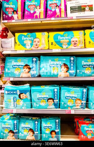 Epsom, Londra, Regno Unito, 8 aprile 2026, Selezione di Pampers Disposable Baby Babants and Toddlers Pants Foto Stock