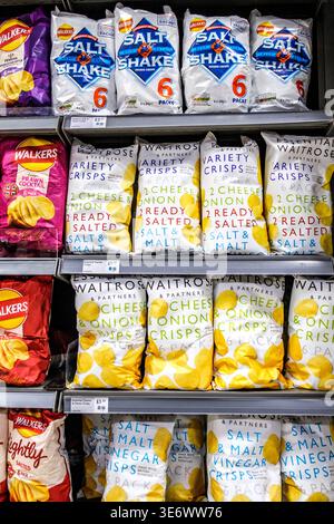 Epsom, Londra, Regno Unito, 8 aprile 2026, Selezione di piatti popolari patatine fritte e spuntini salati Foto Stock