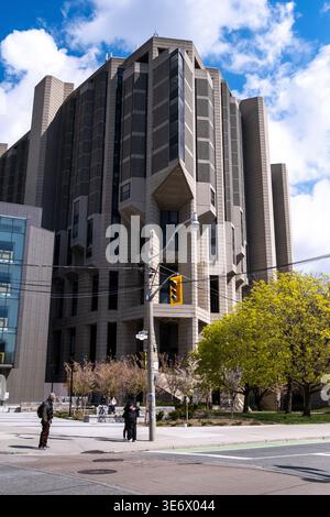 Vista sulla strada della Thomas Fisher rare Book Library e della John P Robarts Research Library, un monumentale edificio universitario accanto alla zona pedonale Foto Stock