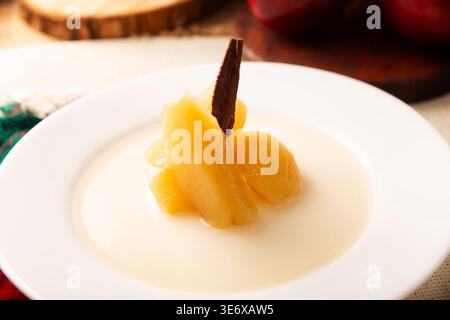 Mele stufate. Un dessert o uno spuntino sano, questa semplice ricetta fatta in casa aiuta la digestione. Cottura lenta con spezie come cannella, chiodi di garofano, anice e suga Foto Stock
