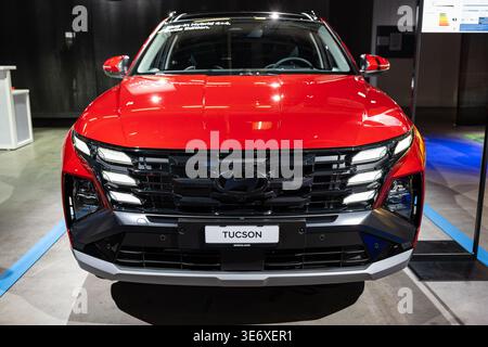 Zurigo, Svizzera, 10 ottobre 2025. Red Hyundai Tucson Plug-in Hybrid 4x4 Swiss Edition esposto al Salone dell'automobile di Zurigo con param illuminato Foto Stock