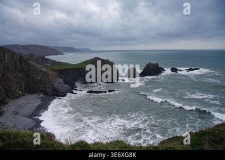 Le onde di Hartland Point Devon si schiantano sulla riva Foto Stock